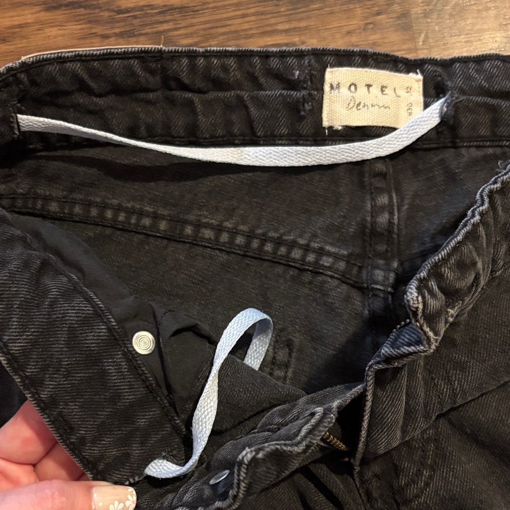 Motel Women’s Black Relaxed Straight-Leg Jeans - Picture 3 of 7